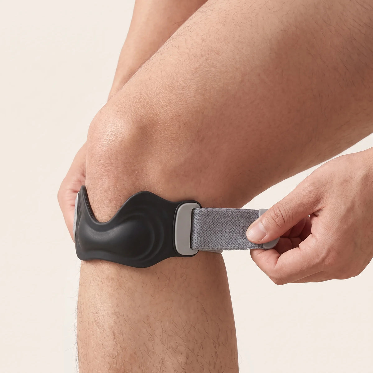 Fastening the patella strap band with one hand