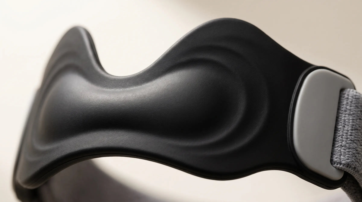 Close-up of the contoured 3D silicone pad on the patella strap